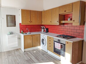 Apartament bàsic | Cuina privada | Frigorífic, microones, forn i placa de cuina 