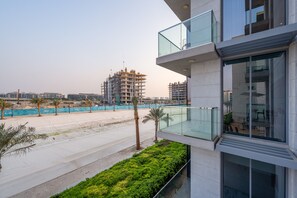 Exterior - Lagoon-Facing 1BR, Minutes from Downtown and Business Bay (Dubai)