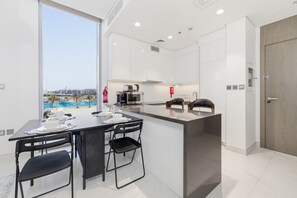 Fridge, microwave, oven, stovetop - Lagoon-Facing 1BR, Minutes from Downtown and Business Bay (Dubai)