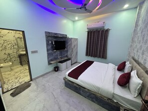 Egyptian cotton sheets, premium bedding, memory foam beds, desk - Hotel GV Group and Restaurant (Khatoo)