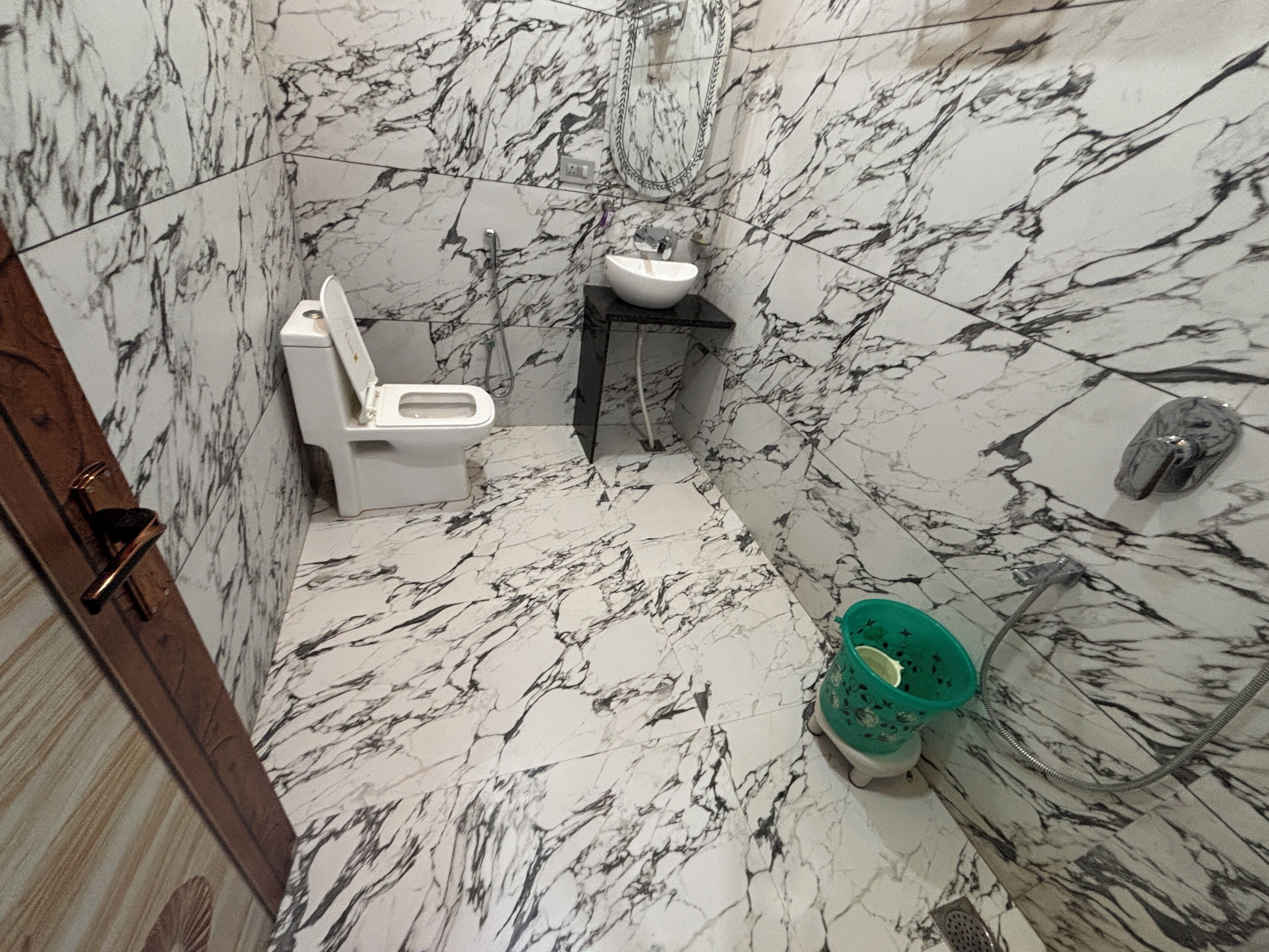 Un bagno con toilette, lavabo e zona doccia.