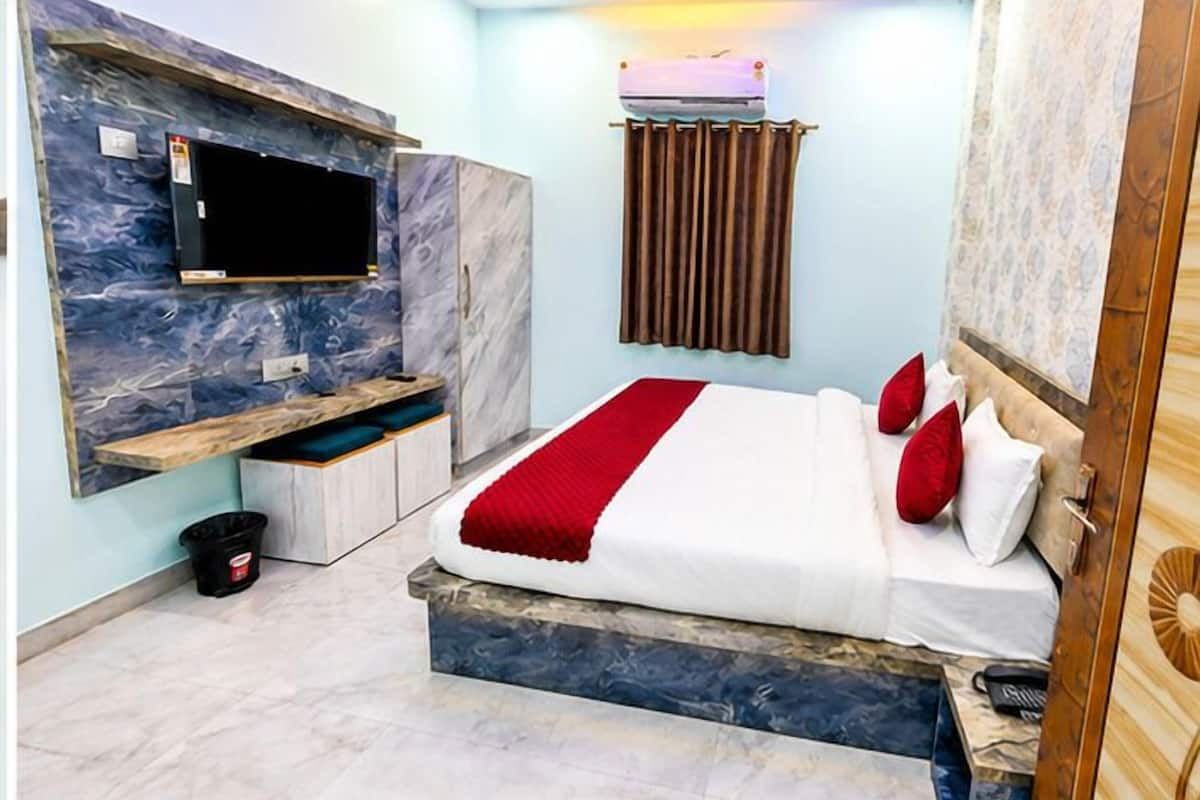 Deluxe Room | Egyptian cotton sheets, premium bedding, memory-foam beds, desk
