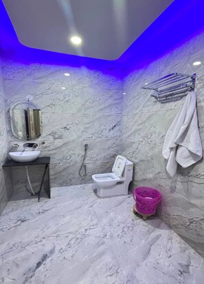 Habitación doble Deluxe | Baño | Regadera, toallas, jabón, shampoo 