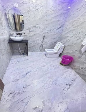 Habitación doble Deluxe | Baño | Regadera, toallas, jabón, shampoo 