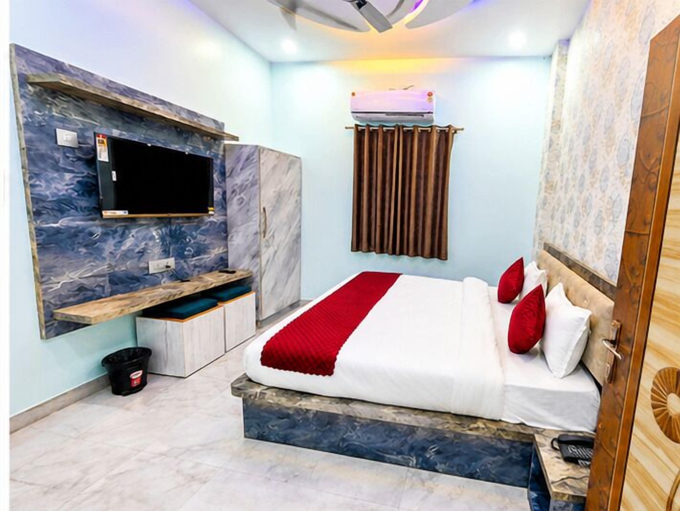 Deluxe Room | Egyptian cotton sheets, premium bedding, memory-foam beds, desk