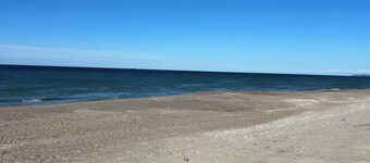 Sunny Papamoa beach bach- steps to the sand….
