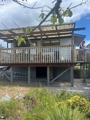 Property grounds - Sunny Papamoa beach bach- steps to the sand…. (Tauranga)