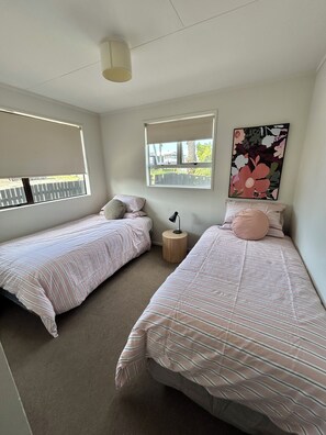 3 bedrooms, WiFi - Sunny Papamoa beach bach- steps to the sand…. (Tauranga)