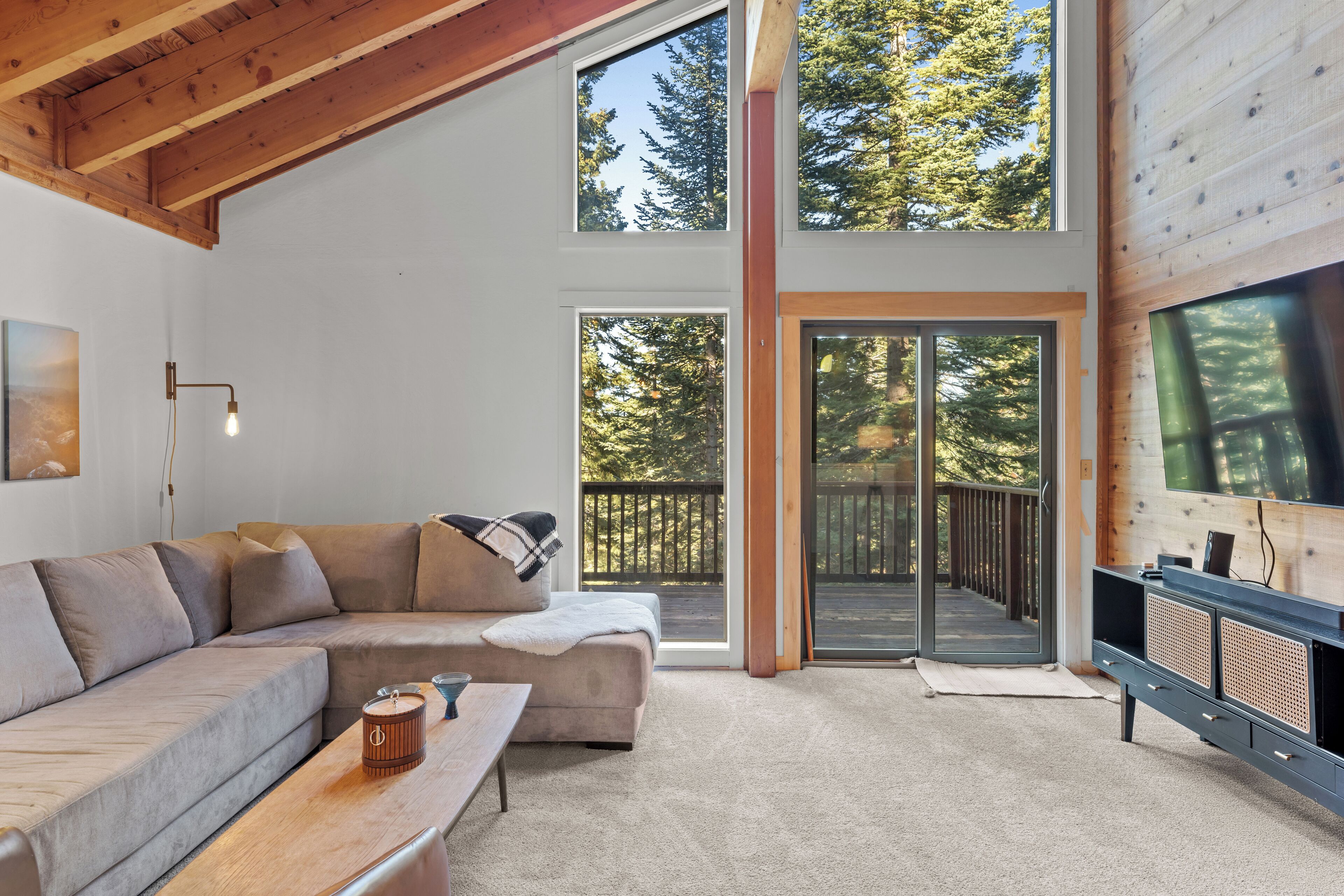 Een smart-tv en een open haard