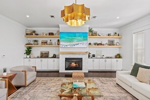 Téléviseur connecté, foyer, table de baby-foot, bureau