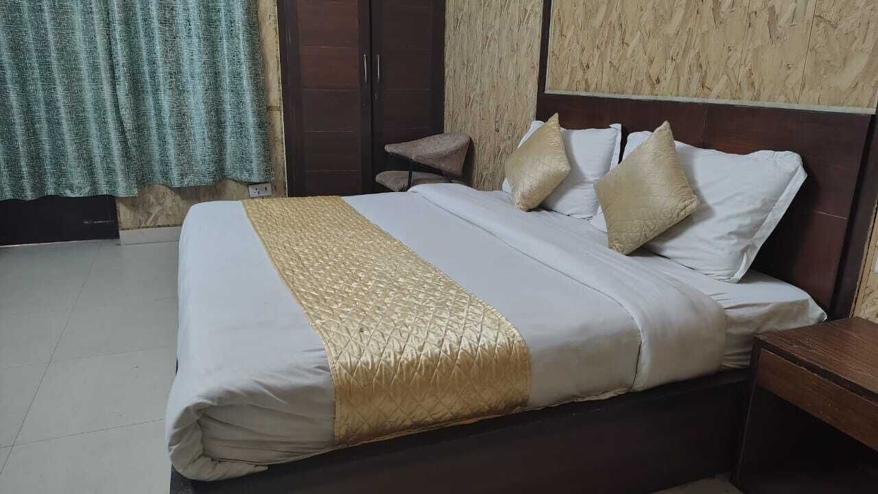 Deluxe Room | Rollaway beds, free WiFi, bed sheets