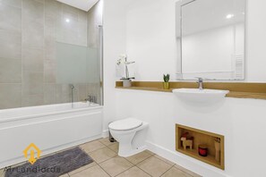 Shower, hair dryer, towels - Exclusive 2 Bedroom Flat near Barons Court! (Greater London)