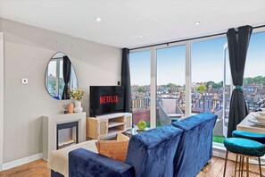 Smart TV - Exclusive 2 Bedroom Flat near Barons Court! (Greater London)