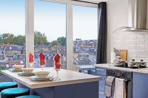 Microwave, oven, dishwasher - Exclusive 2 Bedroom Flat near Barons Court! (Greater London)