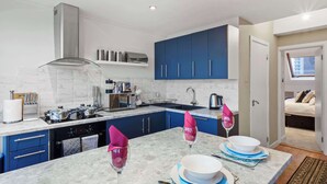 Microwave, oven, dishwasher - Exclusive 2 Bedroom Flat near Barons Court! (Greater London)