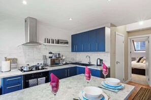 Microwave, oven, dishwasher - Exclusive 2 Bedroom Flat near Barons Court! (Greater London)