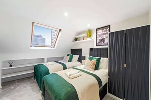 2 bedrooms, iron/ironing board, Internet, bed sheets - Exclusive 2 Bedroom Flat near Barons Court! (Greater London)