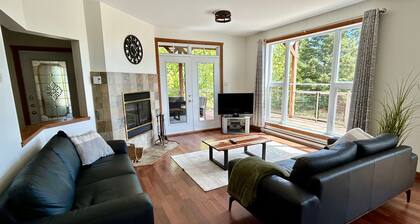 New owner! 10 minutes from the Massif with a view of the St Lawrence River!