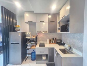 Réfrigérateur, micro-ondes, lave-vaisselle, cafetière/bouilloire