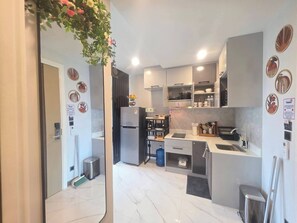 Fridge, microwave, dishwasher, coffee/tea maker