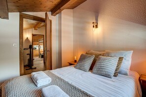 3 bedrooms, WiFi, bed sheets - Apartment Mika - Alpes Travel - Central Chamonix (sleeps 4-6) (Chamonix-Mont-Blanc)