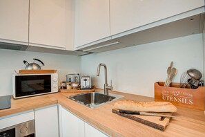 Fridge, oven, stovetop, dishwasher - Apartment Mika - Alpes Travel - Central Chamonix (sleeps 4-6) (Chamonix-Mont-Blanc)