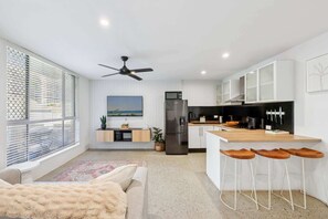 Fridge, microwave, oven, stovetop - Spacious 1-Bed Apartment in Coolangatta (Coolangatta)