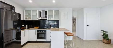 Réfrigérateur, micro-ondes, four, plaque de cuisson