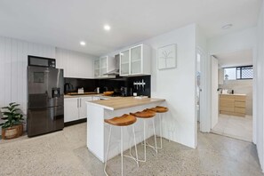 Fridge, microwave, oven, stovetop - Spacious 1-Bed Apartment in Coolangatta (Coolangatta)