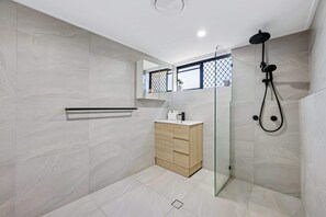 Shower, hair dryer, towels, shampoo - Spacious 1-Bed Apartment in Coolangatta (Coolangatta)