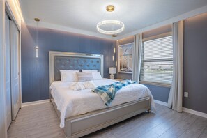 Iron/ironing board, WiFi, bed sheets, wheelchair access - Summer Promo! 10 min to Disney, 9BR Pool & Spa Villa, BBQ & Game Loft (Kissimmee)