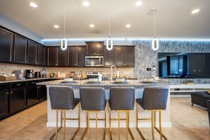 Microwave, oven, stovetop, dishwasher - Summer Promo! 10 min to Disney, 9BR Pool & Spa Villa, BBQ & Game Loft (Kissimmee)
