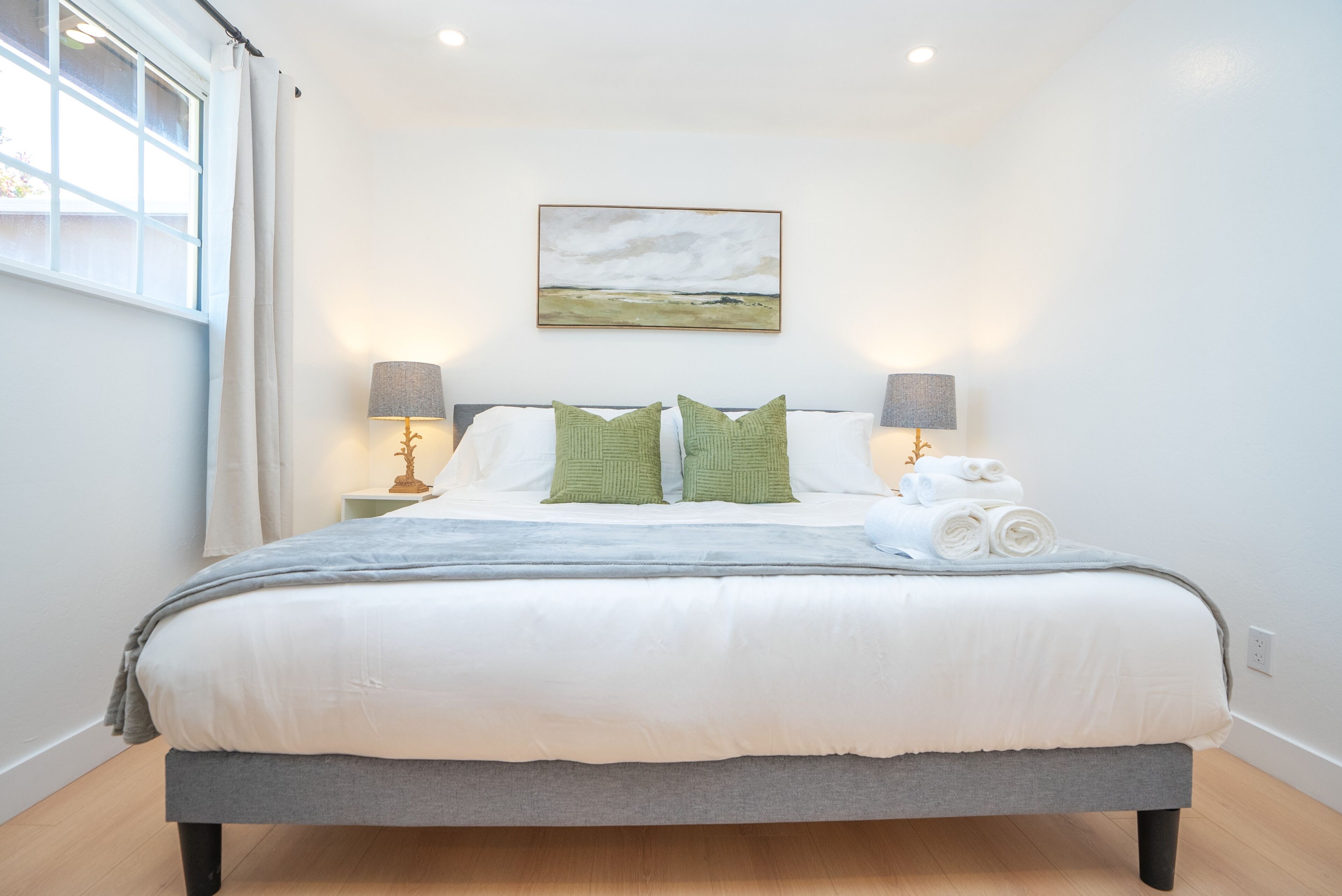 4 bedrooms, iron/ironing board, internet, bed sheets