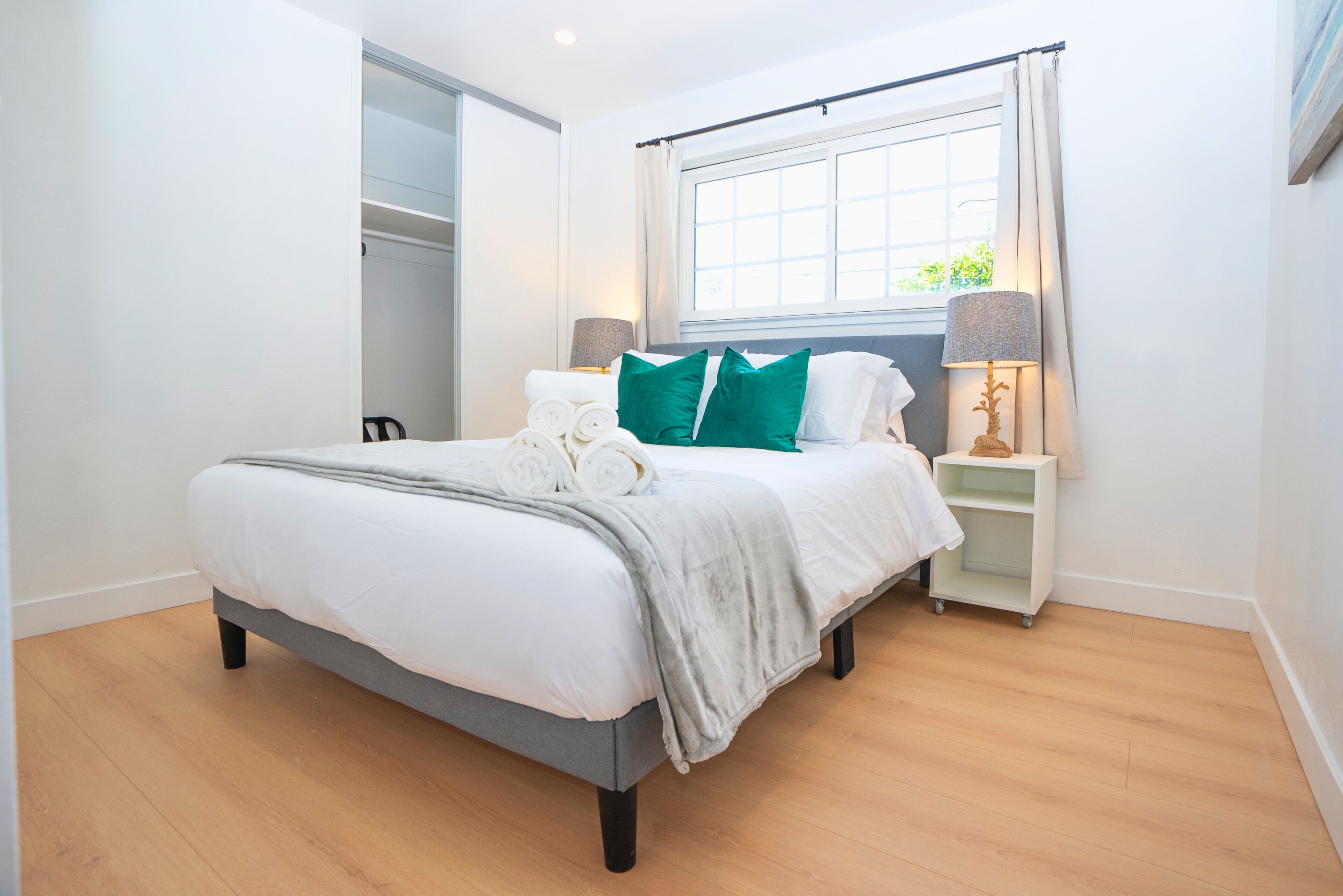 4 bedrooms, iron/ironing board, internet, bed sheets