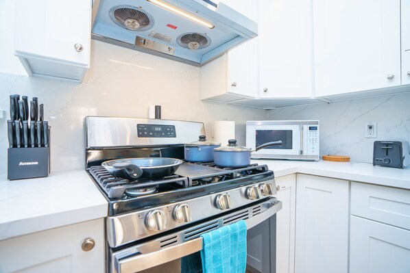 Private kitchen - Spacious 4BR Home Prime Location Near Everything (San Jose)