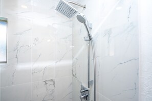 Shower, hair dryer, towels, soap - Spacious 4BR Home Mins to Santa Clara & Tech Campuses (San Jose)