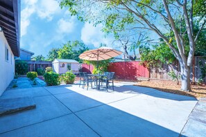 Outdoor dining - Spacious 4BR Home Prime Location Near Everything (San Jose)