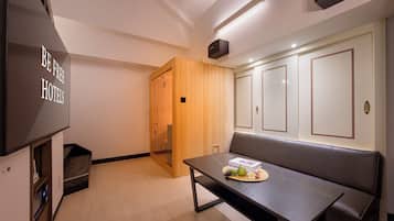 Habitación superior con 2 camas individuales, para no fumadores, sauna | Edredón, caja de seguridad en la habitación y insonorización