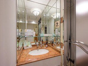 In-room safe, soundproofing, free WiFi