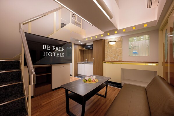 Down comforters, in-room safe, soundproofing, free WiFi