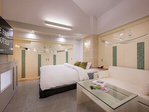 خزنة داخل الغرفة وتجهيزات عازلة للصوت وواي فاي مجانًا