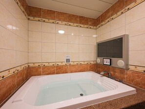 أحواض استحمام وحجيرات دش منفصلة، مستلزمات مجانية للعناية الشخصية