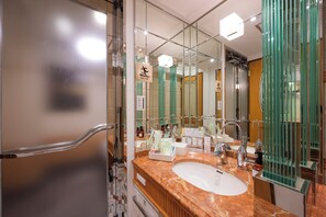 욕실 | 별도의 욕조 및 샤워 시설, 무료 세면용품, 헤어드라이어, 슬리퍼