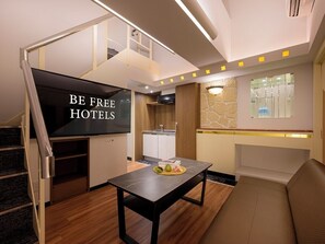 خزنة داخل الغرفة وتجهيزات عازلة للصوت وواي فاي مجانًا