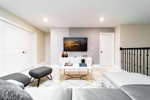 Smart TV, table football, offices - Themed 9BR Retreat, Pool & Soccer Fun (Kissimmee)