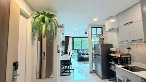 Frigorífico, microondas, placa de cocina y lavavajillas