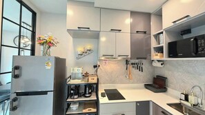 Kühlschrank, Mikrowelle, Herdplatte, Geschirrspüler