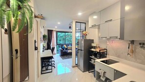 Kühlschrank, Mikrowelle, Herdplatte, Geschirrspüler