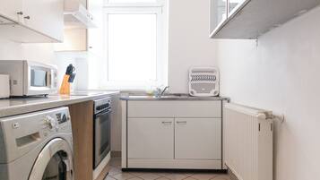 Apartemen Basic | Dapur pribadi | Lemari es, microwave, oven, dan kompor