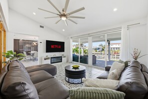 TV, offices - Waterfront~Heated Pool~Home Gym~Fire Pit (Tampa)